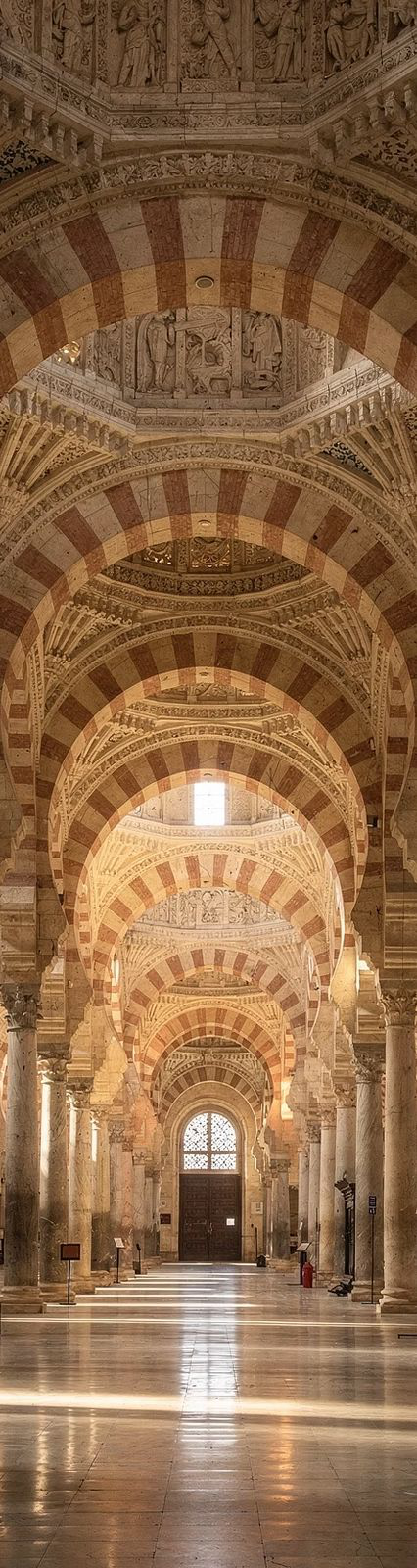 Floresta de colunas e arcos listrados da Mezquita de Córdoba
